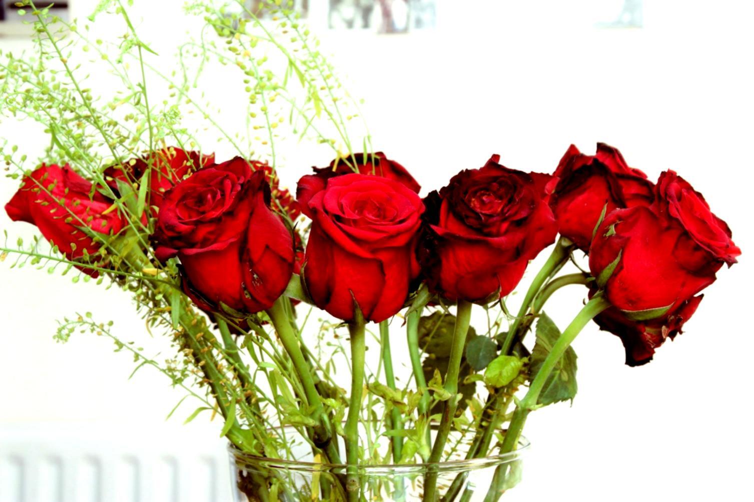 Floristisches Arrangement in einem Hotelempfangsbereich