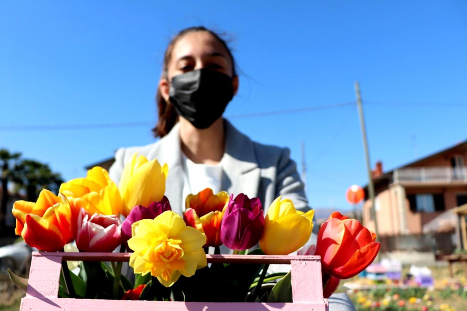 Floristin bei der Arbeit an einem eleganten Arrangement für ein Hotel
